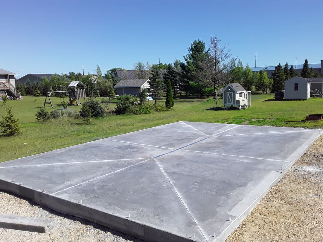 picture of a newly installed commercial concrete driveway